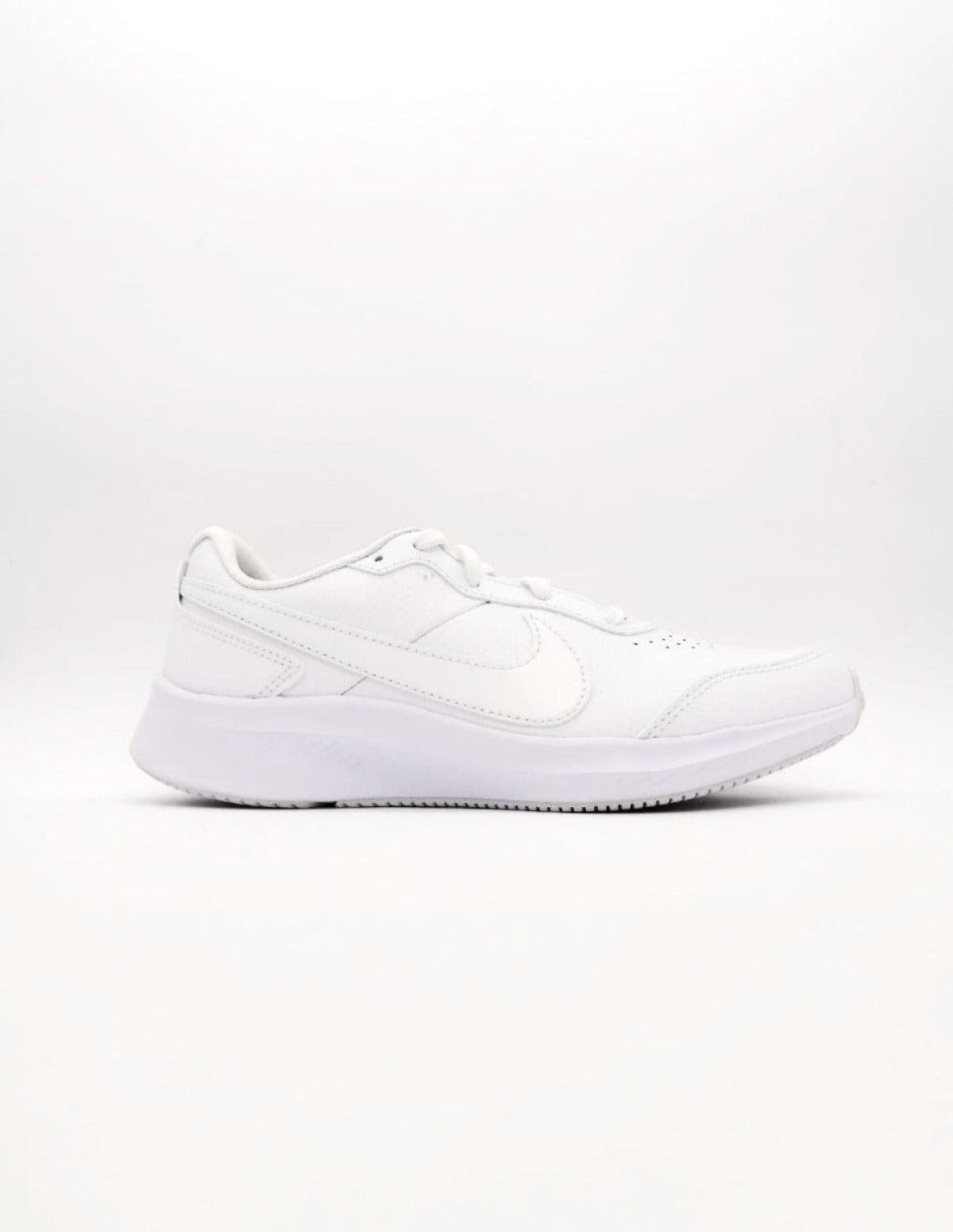 Oferta de Tenis Nike Varsity Para Dama Blanco con envío gratis- SPORTLAND MX